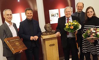 Der international wertgeschätzte Komponisten Walter Steffens freut sich über die Büste. Es gratulierten (v. l.) Bürgermeister Josef Suermann, Höxters Landrat Michael Stickeln, Marienmünsters Kulturschaffender Hans Hermann Jansen und die Künstlerin Rona Steffens. - Josef Köhne