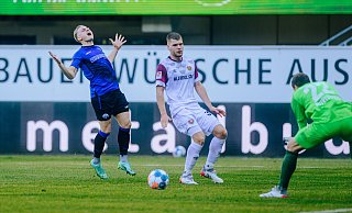 SCP-Stürmer Kai Pröger (l.) ärgert sich über einen verpassten Abschluss, Dresdens Torhüter Anton Mytryushkin kann den Ball locker aufnehmen. - Besim Mazhiqi