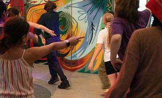 Eine Nacht voller Versuchungen und Versuche: In sechs Bielefelder Veranstaltungsorten können Kinder und Jugendliche ihren kleinen und großen Bestimmungen nachgehen. - Lisa Domin