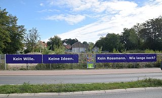"Kein Wille. Keine Ideen. Kein Rossmann. Wie lange noch?", steht auf den vier Bannern. - Mareike Patock