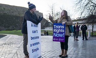 Stellvertretend für die Positionen in ganz Schottland stehen sich in Edinburgh ein Gegner des Gesetzentwurfs zur Vereinfachung der Geschlechtsanpassung und eine Befürworterin gegenüber. - Jane Barlow/PA Wire/dpa
