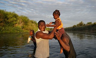 Auf der Flucht vor Armut und Konflikten in ihren Heimatländern kommen täglich Tausende Menschen in die USA - unter anderem über den Grenzfluss Rio Grande aus Mexiko. - Fernando Llano/AP/dpa