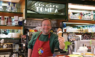Guido Tomea vom Eiscafé Tomea hat die Eispreise nicht erhöht - bisher jedenfalls. - Anthea Moschner