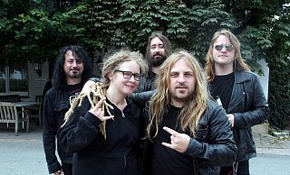 Ricarda Matheus (28) und Sänger Brad Marr (33) mit den Band-Musikern Ben Laguda (hinten v.l.) Brendan Forward und Andrew Greentree. - Burkhard Battran