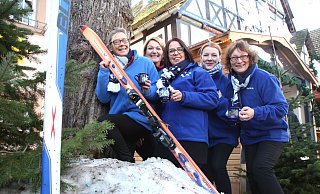 Die CVWB-Damen Kathrin Schellartz (v. l.) Nadin Volke, Christiane Welling, Julia Hinterthür und Martina Bünning servieren Glühwein und sorgen für Stimmung. - Burkhard Battran
