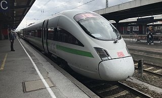 Der ICE, hier beim Halt in Hamm, soll nach den Vorgaben des Deutschlandtakts zwischen Bielefeld und Hannover künftig bis zu 300 km/h schnell fahren.    - Matthias Bungeroth