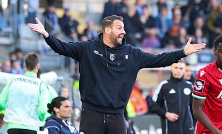 Arminia-Trainer Mitch Kniat konnte mit vielen Passagen des Spiels gegen Hannover II nicht zufrieden sein. - Oliver Krato