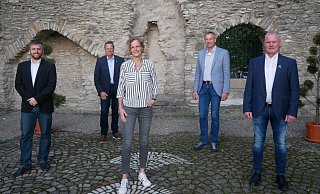 Thomas Hermelingmeier (v. l.), der scheidende Schatzmeister, der neue stellvertretende Vorsitzende Alfons Hagemeister, Schriftführerin Simone Pfeiffer, der stellvertretende Vorsitzende Thomas Thiele und der erste Vorsitzende Fritz Möller vom Förderverein Gartenschau Bad Lippspringe blicken optimistisch in die Zukunft. - Klaus Karenfeld