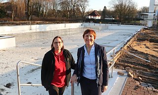 Badleiterin Kerstin Lech (l.) und Marion Kapsa, Chefin der Energie- und Wasserversorgung Bünde, stehen vor dem leeren Schwimmerbecken im Freibad Bünde. - Niklas Krämer