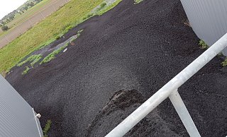In großer Menge strömt fermentierte Gülle aus der Biogasanlage. - Feuerwehr Borgentreich