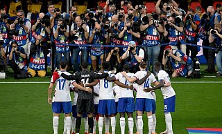 Frankreichs Spieler stehen vor dem Spiel gegen die Niederlande zusammen. Mit dem Toreschießen klappte es wieder nicht. - Robert Michael/dpa