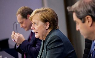 Die Ministerpräsidenten  - hier Müller und Söder - sind mit an Bord. Die Kanzlerin (Mitte) hätte wohl lieber allein das Sagen. - AFP