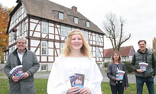 Die Vorfreude auf den Borchener Adventsmarkt steigt. Bürgermeister Uwe Gockel (v. l.) Engelchen Charlotte Wendt, Birgit Wippermann vom Adventsmarktteam und Frank Tölle als "Herr der Lichter" laden herzlich dazu ein. - Uwe Müller