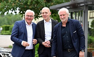 Bundespräsident Frank-Walter Steinmeier (l) wurde in Blankenhain von DFB-Präsident Bernd (M) Neuendorf und Sportdirektor Rudi Völler empfangen. - Federico Gambarini/dpa