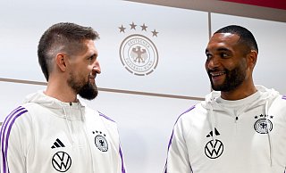 Robert Andrich (l) und Jonathan Tah bei der Pressekonferenz in Blankenhain. - Federico Gambarini/dpa