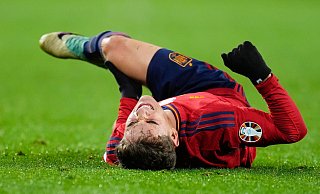 Spaniens Gavi hat sich am Knie verletzt. - Manu Fernandez/AP