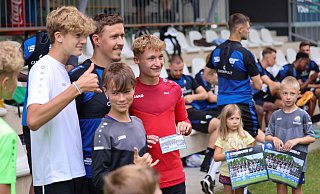 Paderborns Star-Neuzugang Max Kruse posiert mit einigen jungen Fans aus Tirol, die am Donnerstag das SCP-Training in Bruckhäusl besuchten. - Oliver Krato