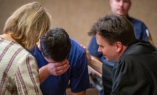 Der junge Mann weinte vor Gericht. - Peter Kneffel/dpa