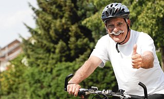 Der Helm sollte nach Meinung von Verkehrsexperten beim Radfahren immer getragen werden. - picture alliance