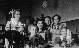 Firma Jensch und Welter um 1940: Das Foto zeigt Irmgard Hagemann (2. v. r. stehend) im Kreise ihrer Arbeitskolleginnen. - Privatbesitz