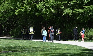 Das Kind war glücklicherweise nicht in den Teich gefallen, sondern wurde an der Brunnenstraße entdeckt. - Andreas Eickhoff