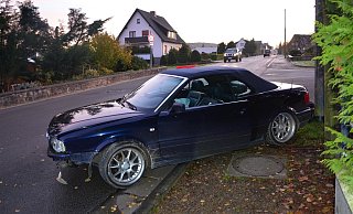 Der Audi geriet auf der Bonnebergerstraße in Vlotho ins Schleudern und krachte in eine Grundstücksmauer. Der Wagen musste nach dem Unfall abgeschleppt werden. - Kreispolizeibehörde Herford