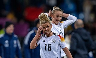Enttäuscht und ratlos: Bayern-Asse Linda Dallmann (vorn) und Lea Schüller - David Inderlied/dpa