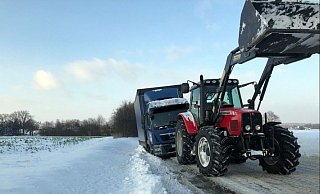Ein hilfsbereiter Traktor-Fahrer im Kreis Minden Lübbecke zog das Lkw-Gespann aus dem Schnee. - Polizei Minden-Lübbecke