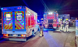 Einsatzkräfte der Feuerwehr Paderborn , der Deutschen Bahn und der Bundespolizei an der Unfallstelle im Bereich der Eckstraße in Paderborn. - Ralph Meyer