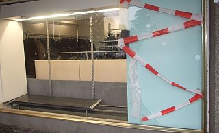 Dieses Schaufenster hatten die Teenager am Freitagabend eingeschmissen. - Karsten Schulz