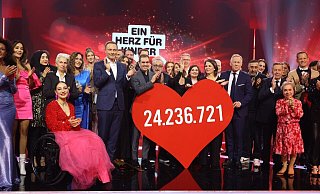 Mehr als 70 Stars aus Gesellschaft, Sport, Politik, Showbusiness und Social Media nahmen Spenden der Zuschauer entgegen. - Jörg Carstensen/dpa pool/dpa