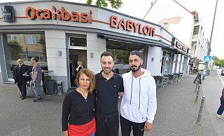 Besna Dal (Inhaberin des Ocakbasi Babylon), Neffe Robil Önaktug (Mitte) und ihr Sohn Aschur Dal.  - Jens Dünhölter
