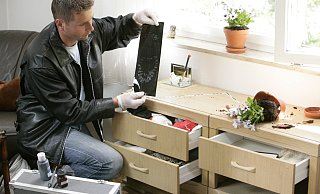 Nach einem Einbruch sichert die Polizei mögliche Spuren. - Symbolfoto: Polizeiliche Kriminalprävention der Länder und des Bundes