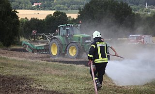 Die Feuerwehr beim Einsatz wegen eines Flächenbrandes in Rödinghausen im Juli 2019. - Torben Stallmann