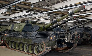 Panzer vom Typ Leopard 1A5 aus dänischen Beständen stehen in Flensburg in einer Produktionshalle (Archivbild). 100 Kampfpanzer dieses Typs sollen an die Ukraine geliefert werden. - Constanze Emde/dpa