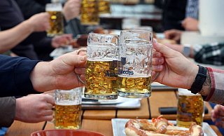 Im Kreis Paderborn gibt es viele schöne Biergärten. Wir haben einige zusammengestellt - von Bauernhof über Strandbar bis Biergarten im Edelrestaurant. - Karl-Josef Hildenbrand/dpa Im Kreis Paderborn gibt es viele schöne Biergärten. Wir haben einige zusammengestellt - von Bauernhof über Strandbar bis Biergarten im Edelrestaurant. - Karl-Josef Hildenbrand/dpa