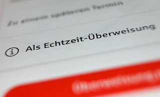 Wer in sekundenschnelle Geld transferieren möchte, wählt die Echtzeitüberweisung. Eine neue EU-Regelung sorgt für mehr Sicherheit. - Karl-Josef Hildenbrand/dpa