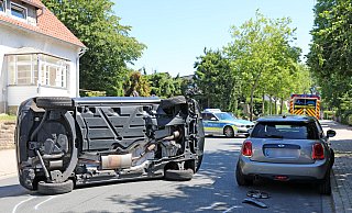 Eine Frau ist mit ihrem Auto umgekippt. - Frank-Michael Kiel-Steinkamp