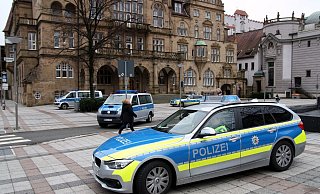 Vor dem Rathaus sorgte am Montagmorgen viel Polizei für Aufsehen.  - Symbolfoto: Jens Reichenbach