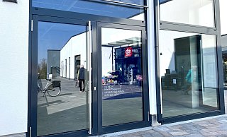 In den großen Fensterscheiben spiegeln sich Auslagen der anderen Geschäfte. Diese Ladenfläche im neuen Lübbecker Einkaufszentrum Westertor steht noch leer. - Heike von Schulz