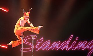Andrey Nikolaienko als Elton John begeistert mit Equilibristik. - Nicole Sielermann