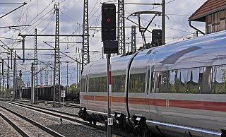 Die Bundespolizei ist zu einem Einsatz an einem ICE ausgerückt. - Symbolbild: Pixabay