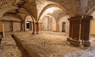 Der Ratskeller unterhalb des Historischen Rathauses in Paderborn ist inzwischen komplett entkernt. Das Steingewölbe ist gut erkennbar. - Lena Henning