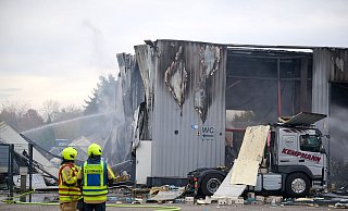 Die Halle wurde stark beschädigt. - Bernd Thissen/dpa