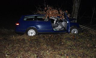 Der Blick auf den verunfallten Pkw. - Polizei Nienburg / Schaumburg