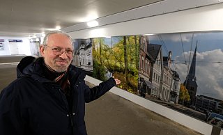 Brackwedes Bezirksbürgermeister Jesco von Kuczkowski freut sich über die großformatigen Fotomotive, die die neue Unterführung am Bahnhof Brackwede verschönern. - Susanne Lahr