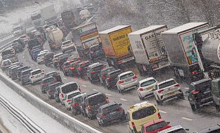 PKW, Busse und LKW stehen auf der Autobahn A8 am Irschenberg im Stau. - Peter Kneffel/dpa
