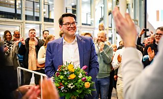 Geschafft: Im zweiten Anlauf gewinnt Joachim Ebmeyer das Bundestagsdirektmandat. Dafür gibt es Beifall im Kreishaus. - Daniel Salmon