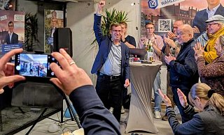 Unterschätzt? Amtsinhaber Tobias Scherf (Mitte) steht in Warburg am Wahlabend als Gewinner da. - Privat