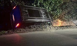 Nach einem Alleinunfall mit einem gestohlenen Mercedes flüchtete der Fahrer. Foto: - Polizei Minden-Lübbecke